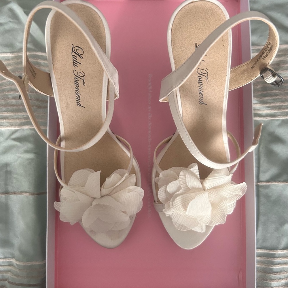 Lulu Townsend White Floral Women's Sandals